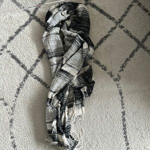 Black and white scarf